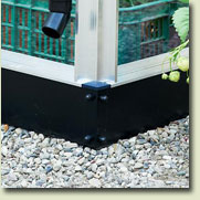 The steel base, like the doors and windows, is supplied in black as standard, and is designed so that it fits the low threshold. 
