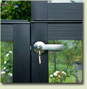 The door handle is rust-proof and fitted with an integral lock. A practical and great solution. 
